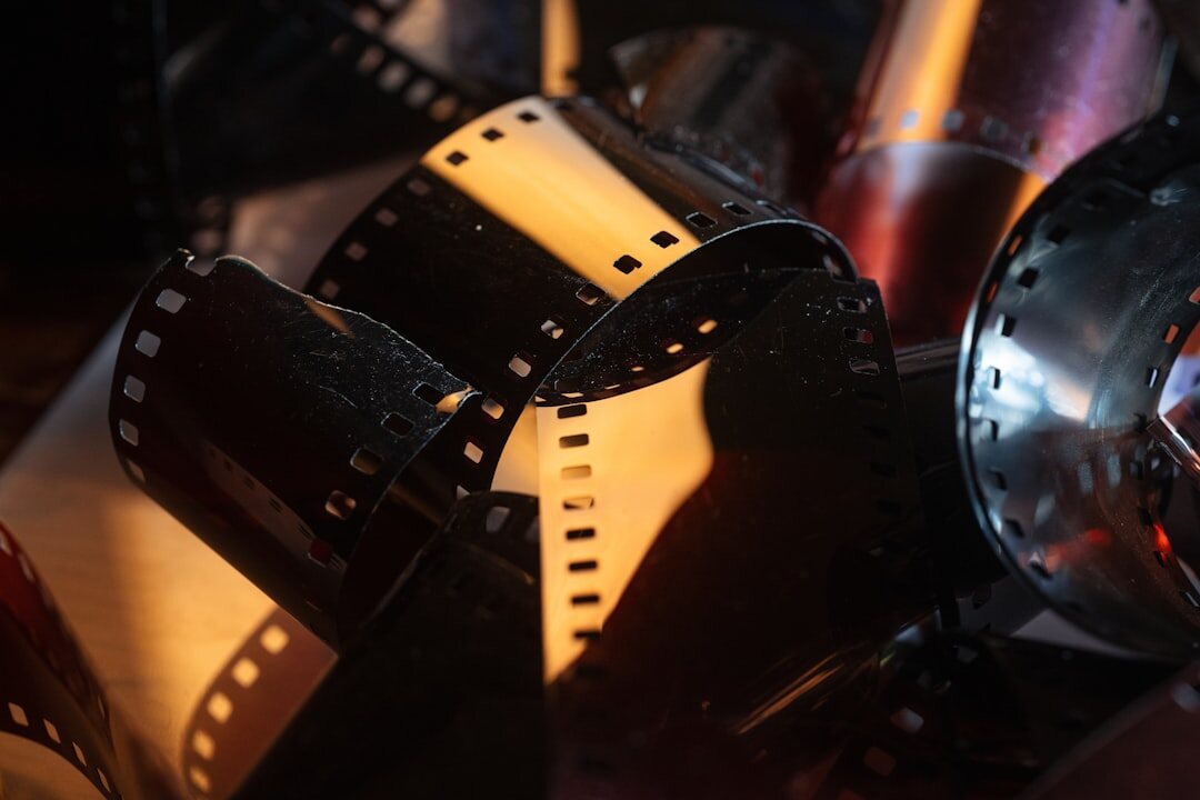 Bobines de film vintage et bande de montage sur une table lumineuse
