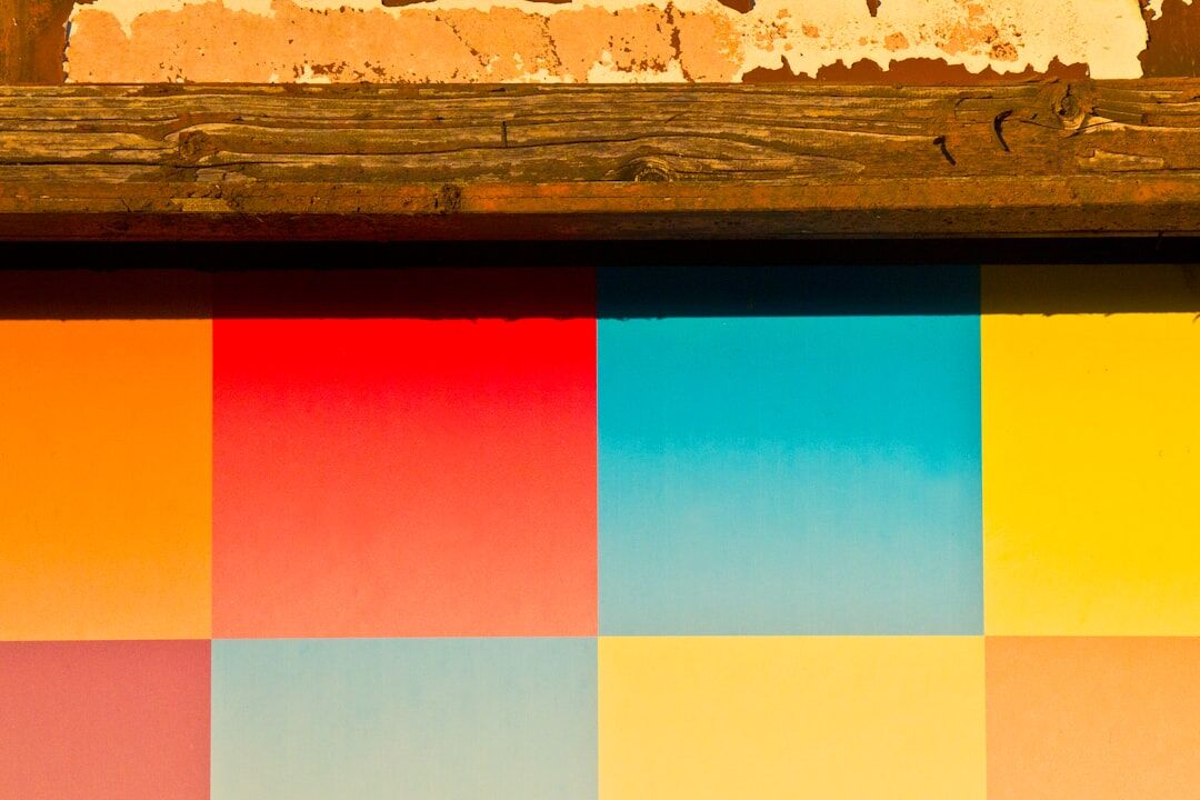Bureau de graphiste avec planches d'identité de marque et nuances de couleurs