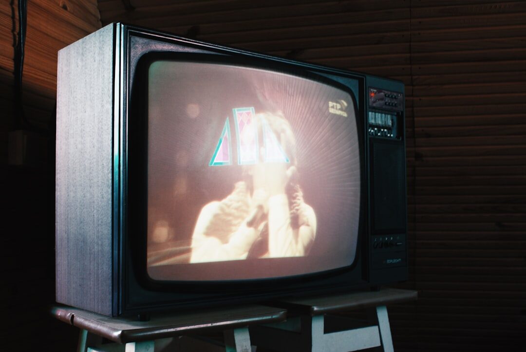 Studio de télévision vintage avec un cadreur filmant un spot publicitaire