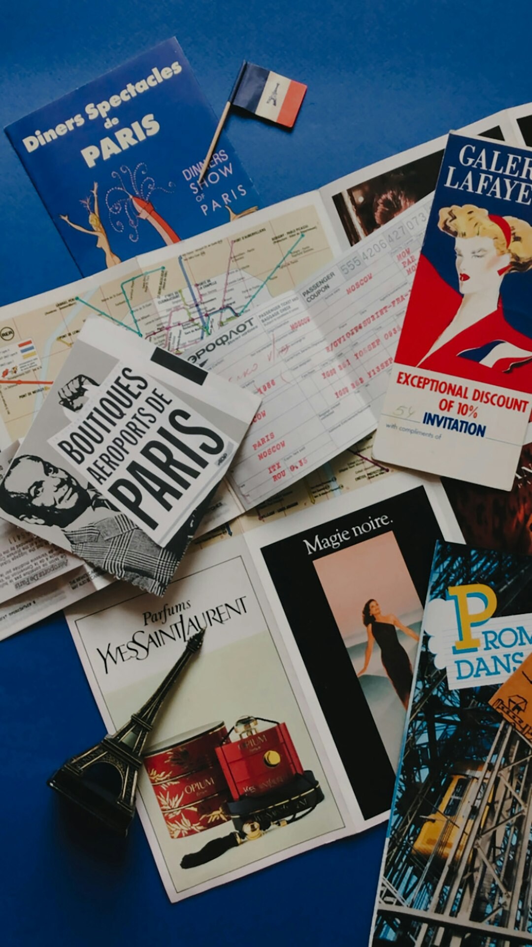 Pile d'affiches publicitaires vintage dans une archive