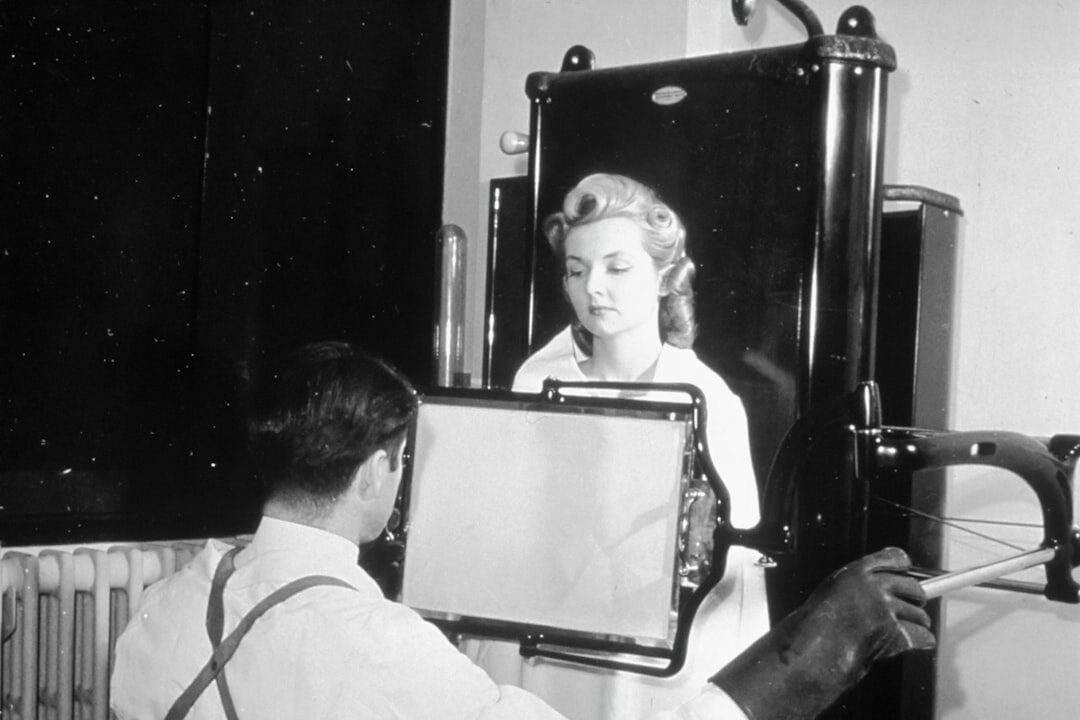 Portrait d'une archiviste suisse examinant une bobine de film ancienne